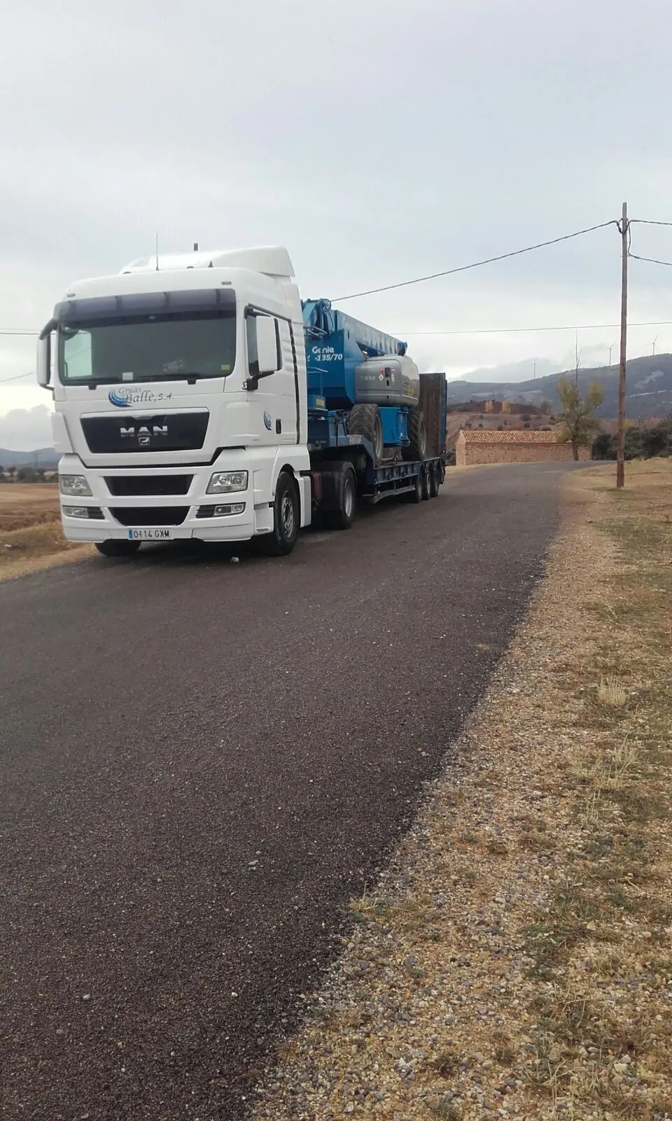 Cami&oacute;n en carretera