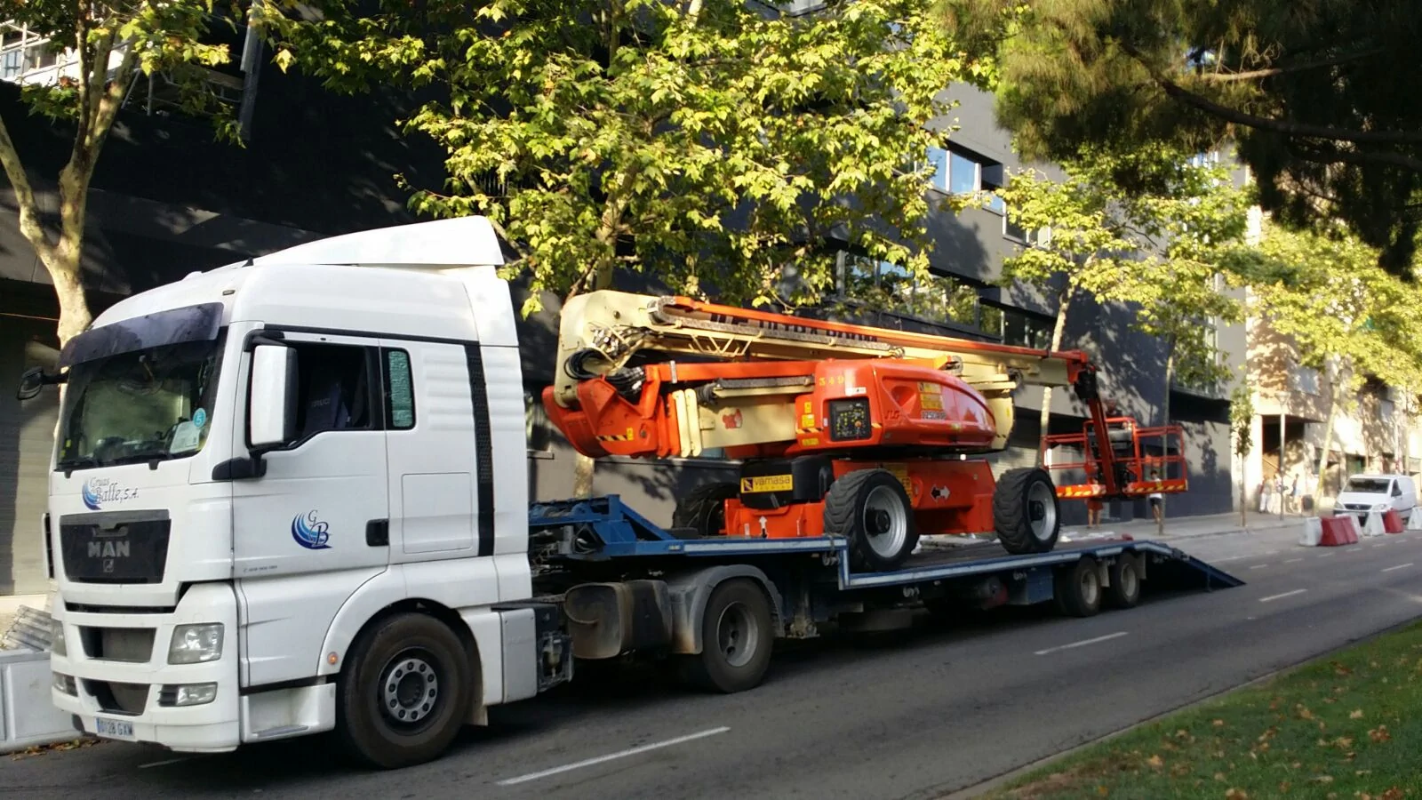 Transporte con plataforma elevadora